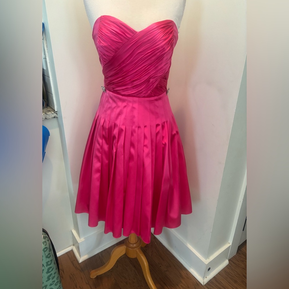 Betsy Johnson Vibrant Pink Pleated Dress size 6 soo pretty!!